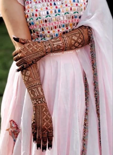 Best Mehendi Designs Hands, Indian Mehandi Design For Hands, Backhand Bridal Mehendi, Bridal Mehendi Aesthetic, Mehandi Designs Bridal Back Hand, Bridal Mehendi Designs Wedding Simple, Henna Designs Hand Bridal, Engagement Mehandi Idea Back Hand, Mehendi Designs For Hands For Engagement