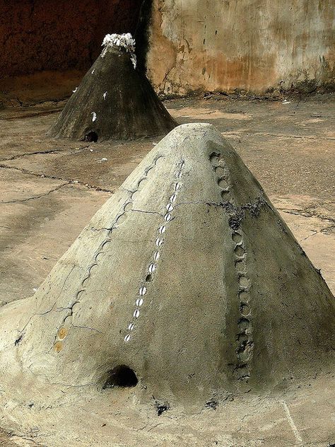 Shrines to the Ancestors in Togo Ancestor Veneration, African Architecture, Sacred Sites, Cemetery Art, Clay Houses, Location Inspiration, Spirit Dolls, Spiritual Power, Out Of Africa