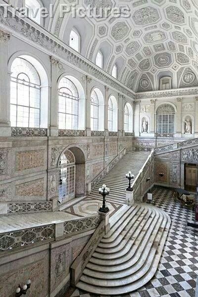 Naples Western Architecture, Architecture Baroque, Architecture Antique, Marble Staircase, Toscana Italia, Italian Architecture, 카페 인테리어 디자인, Royal Residence, Naples Italy