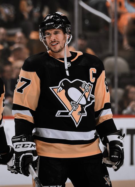 Pittsburgh Penguins Aesthetic, Sidney Crosby Aesthetic, Sidney Crosby Wallpaper, Sydney Crosby, Canadian Hockey Players, Nhl Wallpaper, Hockey Guys, Hot Hockey Players, Pittsburgh Sports