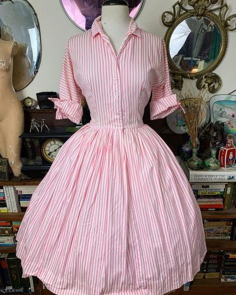 Audrey Scarlett Vintage on Instagram: "A #50s Pink white stripes French cuffs shirt waisted dress 🌸🌸🌸 This dress is excellent cause it has a “sports back” which means a set in gusset in the centre back to allow for movement while retaining a great shape so it’s comfy cotton and good looking! 🌸🌸🌸 Small collar 3/4 batwing sleeves with contrasting pink French cuffs Fitted shirt waist (buttons down the front ) bodice with “sports back” in the same pink as the cuffs - decoratif buttons in the c Pink And White Striped Dress Outfit, 1950s Shirt Dress, White Striped Dress Outfit, 1950's Dresses, 1950s Shirts, Cuffs Shirt, 1950’s Fashion, French Cuff Shirts, Soiree Dress