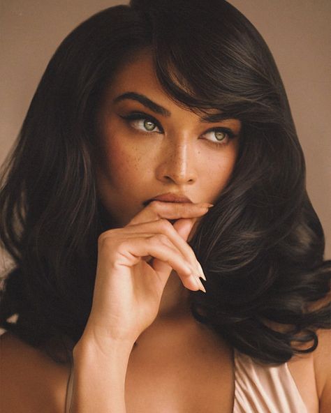 Stunning @shaninamshaik Make up @leyla__hayauri Hair @hairbyruslan Shoot @perazna Style By @sofiagrainge Assistant @allakatkovski Model Make Up, Ethereal Romantic Makeup, Photography Inspo Self Portraits, Charity Core, Classy Character, Beauty Headshots, Hair Poses, Model Core, Romantic Essence