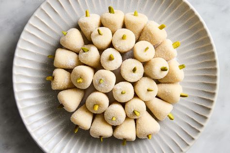 They’re simply adorable. Finger Desserts, Waffle Cookies, Recipes Appetizers And Snacks, Cookery Books, Food History, Persian Food, Food Science, Reduce Food Waste, Peanut Free