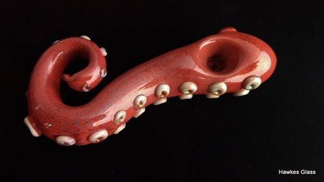 This graceful, vibrant tentacle pipe has been meticulously sculpted to include many details. The coloring was by coating a thick tube of clear glass with multiple colored glass powders. After the custom colored tube was created the piece was sculpted and shaped, and suction cups were added. The lig Ceramic Pipe Ideas, Ceramic Pipe, Clay Pipes, Cool Pipes, Handmade Pipe, Puff Puff, Pottery Crafts, Ceramics Projects, Clay Art Projects