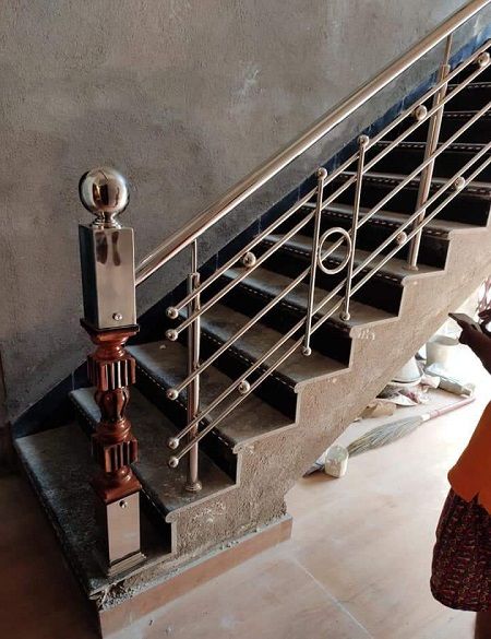 Modern Steel Stair Railing Design Round Staircase Railing Design, Steel Stair Railing Design, Designs For Stairs, Modern House Stairs, Railing For Decks, Picket Railing, Staircase Glass Design, Reling Design, Stainless Steel Stair Railing