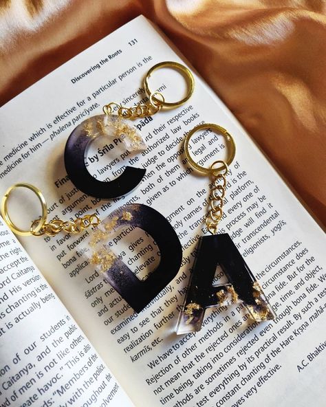 Visit @lily_accessories4u on Instagram 🌼 Black Resin Keychain, Resin Alphabet, Diy Resin Keychain, Black Keychain, Silver Keychain, Resin Keychain, Rose Gold Chain, Handmade Wire Jewelry, Gold Flakes