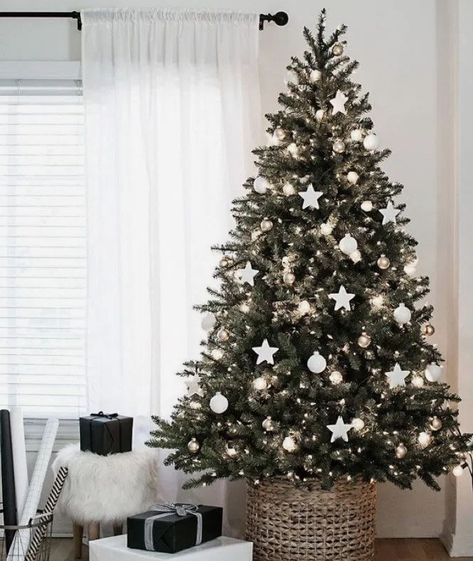 White Christmas Tree Decorations, Pretty Christmas Trees, Farmhouse Christmas Tree, Elegant Christmas Trees, Christmas Tree Inspiration, Tree Decorating, Traditional Christmas Tree, White Christmas Decor, Simple Christmas Tree