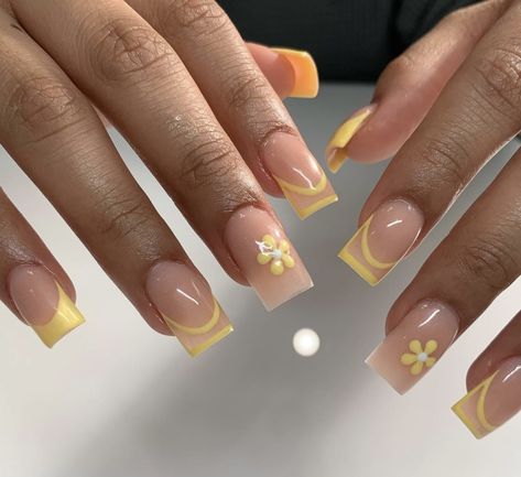 Nails Square Short Design, Short Square Acrylic Nails Yellow, Trendy Acrylic Nails Coffin Short, Yellow Square Acrylic Nails, Short Yellow Acrylic Nails, French Nails Square Short, Cute Yellow Nail Ideas, Yellow Acrylic Nails Coffin, Yellow Acrylic Nails Designs