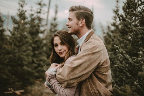 Christmas Tree Photoshoot, Christmas Tree Farm Pictures, Tree Farm Pictures, Young Couples Photography, Outdoor Christmas Photos, Tree Farm Photo Shoot, Christmas Tree Farm Photo Shoot, Couple Photography Winter, Christmas Photography Family