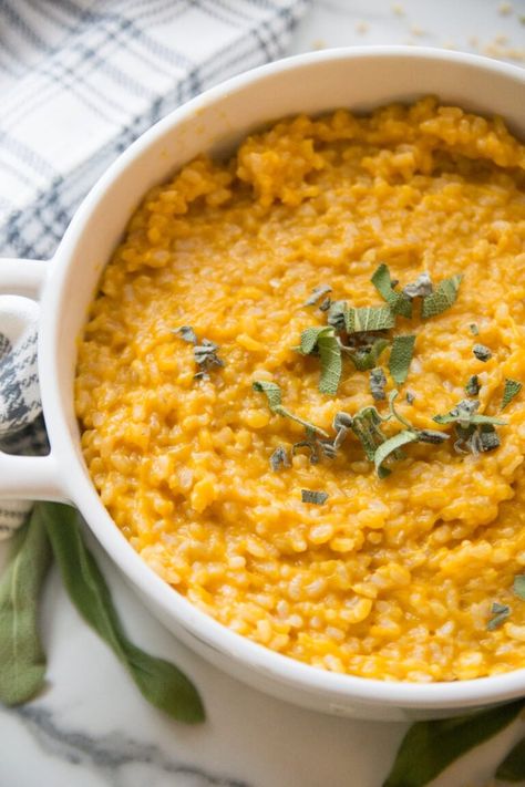 Instant Pot Butternut Squash Risotto is creamy, savory, and so delicious while also being one of the easiest recipes you will ever make!  It's naturally gluten free and perfect for the 21 Day Fix and Weight Watchers. Instant Pot Risotto | Butternut Squash Risotto | Pressure Cooker Risotto | Ninja Foodi Risotto | 21 Day Fix Risotto | Risotto with Brown Rice | WW Risotto Risotto Pressure Cooker, Miso Paste Recipes, Stuffing Recipes Healthy, Butternut Risotto, Risotto Vegan, Instant Pot Butternut Squash, Pumpkin Risotto, Squash Risotto, Tempeh Recipes