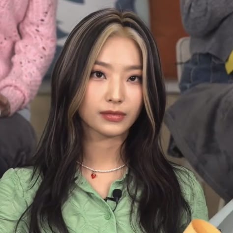 Kpop Hair Color Brown, Saerom Hair, Saerom Icons, Saerom Instagram, White Streak In Hair, Fromis_9 Saerom, Saerom Fromis, Lee Saerom, Edgy Aesthetic