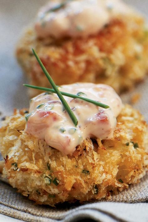 Panko-crusted Crab Cake Bites with Roasted Pepper-Chive Aioli | "Crab cakes crusted with panko—coarse Japanese-style breadcrumbs—are super easy, elegant appetizers that are perfect for any occasion." #appetizers #appetizerrecipes #appetizerideas #apps #entertaining Crab Cake Bites, Crab Cake Recipe, Elegant Appetizers, Crab Cake, Finger Foods Easy, Cake Bites, Crab Recipes, Think Food, Finger Food Appetizers