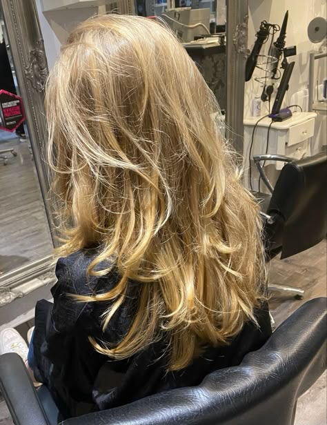 Blonde Highlights On Blonde Hair Honey, Hair With Volume And Layers, Haircuts To Volumize Hair, Long Hair With A Lot Of Layers And Curtain Bangs, Long Layered Round Haircut, Layers Hair With Highlights, Golden Blonde Hair With Layers, Blonde Medium Hair With Layers, Long Layers Volume Haircut