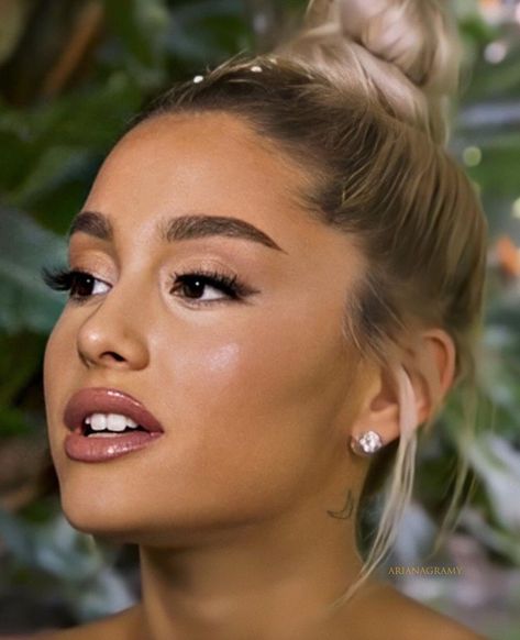 Ariana Grande Side Profile, Ariana Grande Winged Eyeliner, Ariana Grande Nose, Ariana Grande Eyes Close Up, Ariana Grande Lips Aesthetic, Ariana Grande Jawline, Ariana Grande Interview, Tiffany Earrings, Nose Job