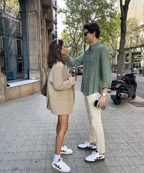 Zeta Shoes, Photos Couple Mignon, Cute Couple Aesthetic, Couple Fits, Nespresso Capsules, Basket Style, Couple Picture Poses, Couple Matching, Fashion Couple