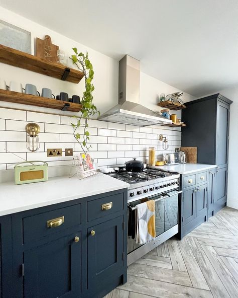 Smeg Freestanding Cooker, Dark Blue Kitchen Units, Blue Smeg Kitchen, American Classic Kitchen Design, Small Navy Kitchen, Smeg Kitchen Ideas Inspiration, American Classic Kitchen, Hay Kitchen, Dark Blue Cabinets