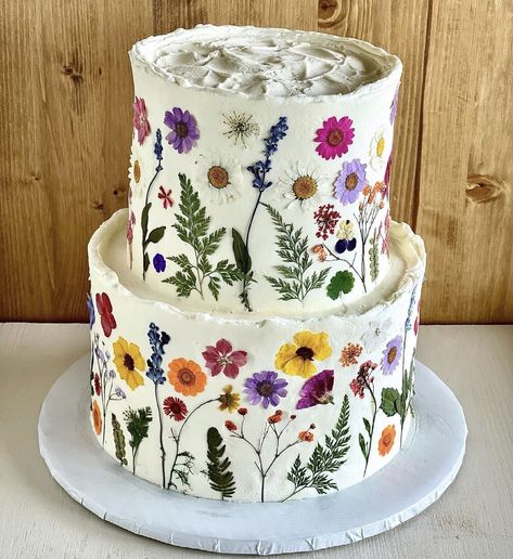 Wild Flower Cake Design, Flower Garden Birthday Cake, Wildflower Cake Ideas, Wild Flower Cake, Wildflower Wedding Cake, Whimsical Wedding Cake, Wedding Cake Simple, Wildflower Cake, Buttercream Wedding Cakes