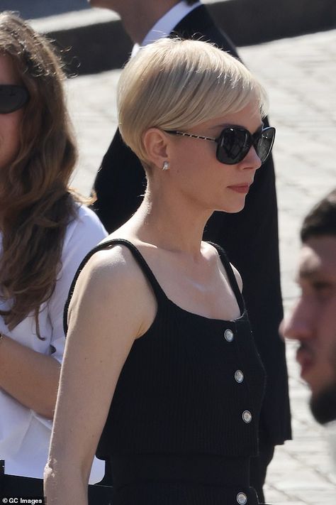 Michelle Williams Bob, Michelle Williams 2023, Michelle Williams Haircut, Michelle Williams Pixie, Michelle Williams Hair, Michelle Williams Style, Missoni Fashion, Blonde Pixie Cuts, Super Short Hair