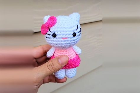 Amigurumi Hello Kitty, Hello Kitty Amigurumi, Kitty Amigurumi, Hello Kitty Crochet, Hello Kitty Keychain, Hello Kitty Toys, Crocheting Projects, Crochet Cat Pattern, Crochet Panda