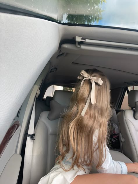 White Bow Hairstyle Aesthetic, Coquette Bow Hairstyle, Blonde Hair Coquette, Coquette Bow In Hair, Long Brown Hair Coquette, Preppy Hairstyles, Mode Ulzzang, Easy Hair Updos, Layered Haircuts