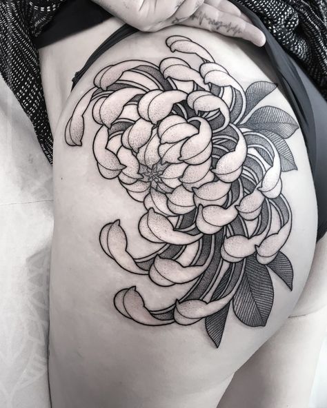 Japanese Crysamthmum Flower Tattoo, Japanese Chrysanthemum Tattoo, Crisantemo Tattoo, Designing Tattoos, 2024 Tattoo, Evil Tattoo, Chrysanthemum Tattoo, Goth Tattoo, Tattoos Inspiration