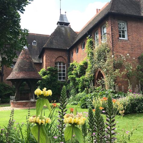 William Morris Red House, Raphaelite Art, Pre Raphaelites, Morris Homes, Pre Raphaelite Art, Pre Raphaelite, Red House, Front Elevation, Italian Art