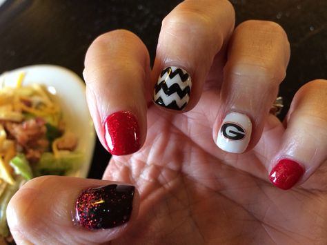 GA bulldog nail art #nailsbyjennylynn Georgia Bulldogs Nails Designs, Georgia Bulldog Nails Designs, Georgia Nails Designs, Ga Bulldog Nails, Uga Nails, Bulldog Nail Art, Georgia Bulldog Nails, Bulldog Nails, Nails Football