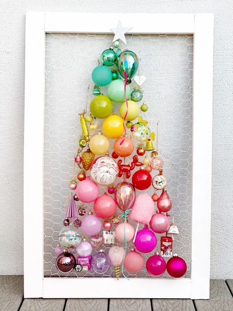 Vintage Glass Ornaments Display, Year Round Ornament Display, Diy Ornament Tree Display, Retail Ornament Display, Chicken Wire Ornaments Christmas, Christmas Ornament Display Ideas, 2025 Christmas Trends, Chritmas Lights, Bauble Craft