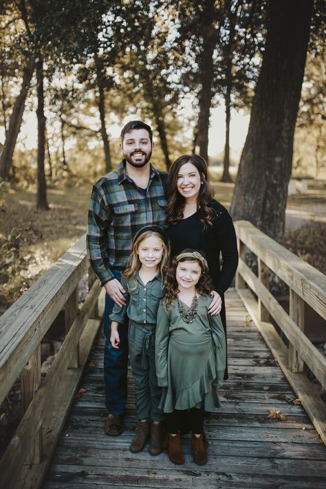 Black Grey And Green Family Photos, Emerald Green Family Photos, Green Family Photos, Family Photo Outfits Winter, Family Portrait Outfits, Family Photo Colors, Couple Stuff, Fall Family Pictures, Family Picture Outfits