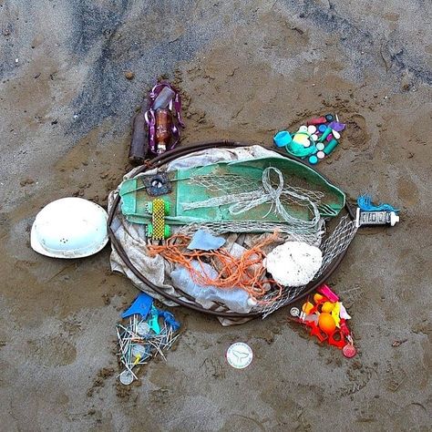 Pollution Sculpture, Kolaj Art, Beach Pollution, Climate Art, Deconstructed Art, Environmental Art Projects, Recycled Material Art, Ecology Projects, Animal Animation