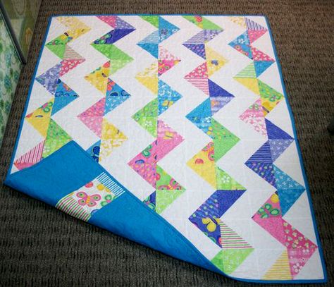 Super Zig Zag Quilt designed by Monica Solorio-Snow of Happy Zombie Zig Zag Quilt, Chevron Quilt Pattern, Baby Quilt Patterns Easy, Charm Pack Quilt Patterns, Charm Pack Quilt, Charm Pack Quilts, Baby Quilt Pattern, Baby Quilt Patterns, Childrens Quilts