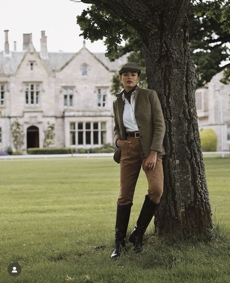 English Countryside Aesthetic Outfit, British Countryside Aesthetic Outfits, Elegant Country Outfits, Old Money Countryside Outfit, British Autumn Aesthetic, English Countryside Outfit, Ralph Lauren Outfits Women, Horses Photoshoot, British Style Outfits