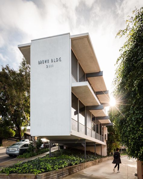 Darren Bradley on Instagram: “Corona del Mar used to be quite the mecca for Mid-Century Modern architecture. There are still a few vestiges left, like the cinema in my…” Mid Century Neighborhood, New York Apartment Building Exterior, Mid Century Facade, Mid Century Apartment Building Exterior, 60s Architecture, Mid Century Modern Architecture, Mid Century Architecture 1960s, Apartment Building Exterior, Mid Century Apartment