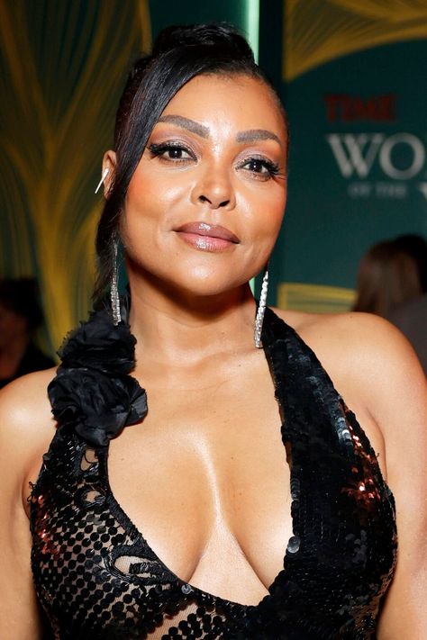 Taraji P. Henson will always and forever prioritize self-care. These are the beauty products Henson turns to when filming. Taraji P Henson 90s, Taraji Henson, Taraji P Henson, Black Queens, Black Actors, Kerry Washington, Beauty Images, Mens Skin Care, Eyebrow Makeup