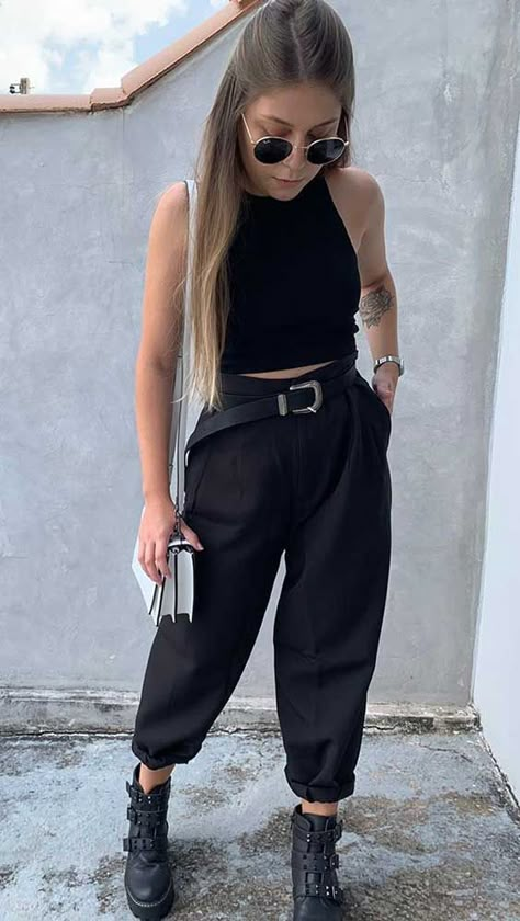 Básica e cool: 15 looks estilosos para te inspirar - Guita Moda. Look all black, regata cropped branca, calça de alfaiataria preta com barra dobrada, cinto western, coturno, bolsa branca Womens All Black Outfit, Woman In Black, Black Look, Look Rock, All Black Looks, Elegante Casual, Looks Black, Causual Outfits, All Black Outfit