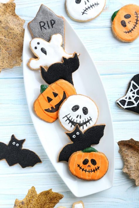 Easy Halloween Biscuits, Halloween Biscuits Recipes, Halloween Biscuits Kids, Halloween Cookie Recipes Easy, Goth Cookies, Hallowen Idea, Biscuit Halloween, Biscotti Halloween, Scary Halloween Cookies