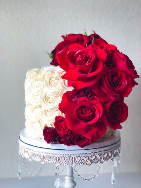 Red And White Buttercream Cake, White Cake With Red Roses, Red Rose Cake Design, Single Tier Wedding Cake, Cake With Red Roses, Pink Rose Wedding Cake, Red Rose Wedding Cake, Artistic Cake, Buttercream Rosettes