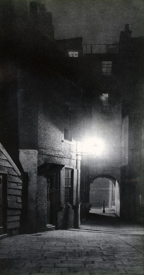 With his collaborator John Morrison, Harold Burdekin photographed the streets of the city of London in the dark for his book London Night, published in 193 Dark Alley, John Morrison, Street At Night, Dark Street, Victorian London, London Night, Dark City, 패턴 배경화면, 다크 판타지