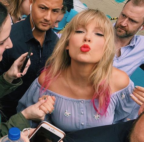 SHES SO ADORABLE😚💕 Taylor Swift Twitter, Taylor Swift 2014, Taylor Swift Pink, Lauren Taylor, Swift Facts, Taylor Swift Facts, Teen Choice Awards, Red Taylor, Taylor Swift Fan