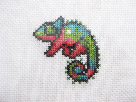 Cross stitch chameleon from a pixel. Chameleon Cross Stitch, Pixel Character, Tiny Cross Stitch, Tiny Cross, Small Cross Stitch, Drawing Simple, Beaded Cross Stitch, Cross Stitches, Beaded Cross