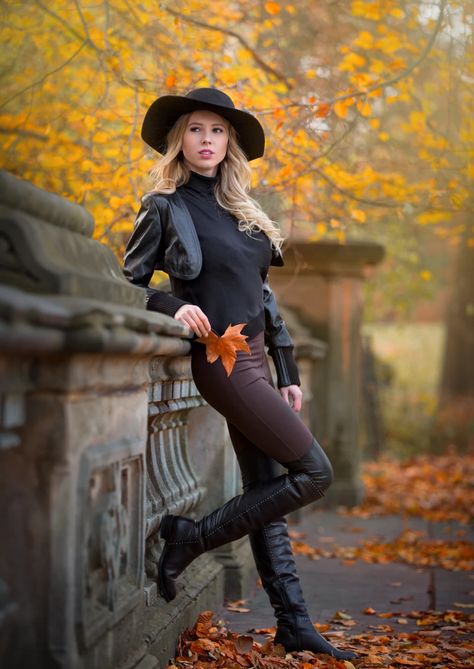 ArtStation - Autumn Leaf, Jeremie Fleury Fall Photoshoot Family, Autumn Photography Portrait, Female Portrait Poses, Fall Photo Shoot Outfits, Fall Portraits, Senior Photo Poses, Portrait Photography Women, Winter Mode, Standing Poses