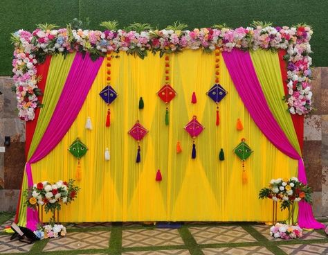 Haldi Mandap Decoration, Haldi Decoration Ideas Backdrops, Haldi Background Decoration, Mehandi Backdrop, Haldi Stage Decoration, Haldi Ceremony Decorations At Home, Haldi Stage, Haldi Function Decoration, Haldi Backdrop