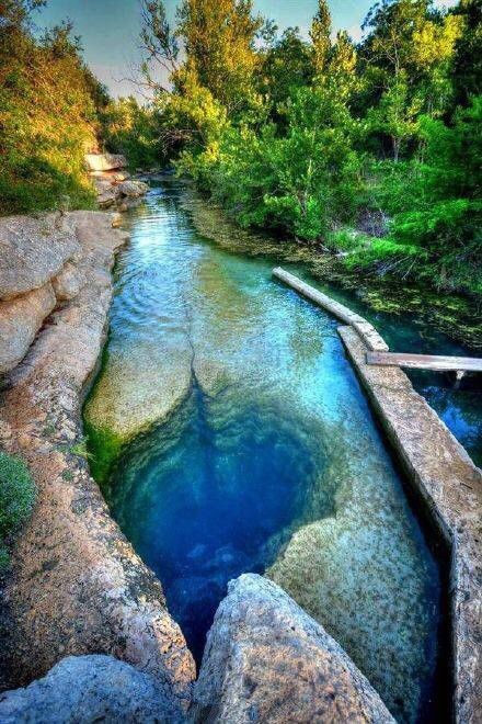 [The world's most dangerous spring water] Jacobs Well in Texas, the United States (Jacob's Well) is the world's most dangerous places. This is the name of the spring biblical claimed to take away more than 8 divers life, but the followers of the successors still choose to come here to dive, the surface calm does not seem to represent the depths of the hidden danger, there are still many People are willing to go here for adventure. Places In America, Amazing Travel, Secret Places, Texas Hill Country, Tangerang, Bora Bora, Pretty Places, Lush Green, Places Around The World