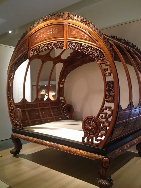 𝐒𝐭𝐞𝐚𝐦𝐩𝐮𝐧𝐤 𝐓𝐞𝐧𝐝𝐞𝐧𝐜𝐢𝐞𝐬 auf Twitter: „The extravagant “Moon Bed”. Made in 1876 as a gift to the West, the bed is a stunning example of Chinese carving, decorative illustration, and joinery. No fasteners or glue were used in its original construction. https://t.co/JINpvLHndk“ / Twitter Chinese Bed, Peabody Museum, Unusual Furniture, Salem Ma, Victorian Furniture, Ornate Furniture, Funky Furniture, Cheap Decor, Wooden Bed