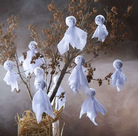 How To Make Ghosts, Diy Ghost Decoration, Diy Halloween Ghosts, Halloween Hanging Ghost, Halloween Tree Decorations, Diy Ghost, Dekorasi Halloween, Halloween Diy Outdoor, Casa Halloween