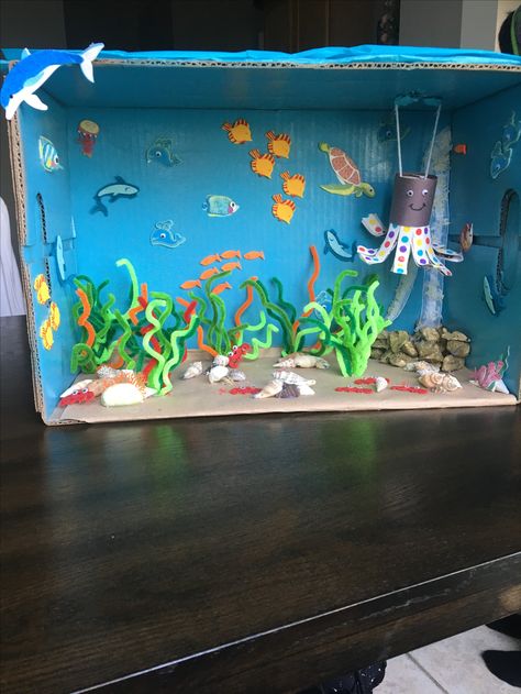 Under the ocean octopus diorama Shoebox Diorama Ocean, Diorama Under The Sea, Under The Sea Shoe Box Project, School Diorama Ideas, Diarama Ideas Water, Sea Diaroma, Ocean Diaroma School Projects, Dolphin Diarama Ideas Kids, Sea Turtle Diorama For Kids