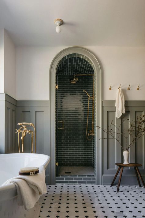 New York Bathroom Aesthetic, New York Bathroom Ideas, Townhouse Bathroom Ideas, Colonial House Bathroom, European Bathroom Design Small, Classic Small House, Small Water Closet, Small Traditional Bathroom, Square Bathroom Layout