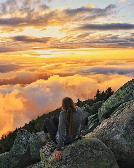 Aesthetic Adventure, On Top Of A Mountain, Top Of A Mountain, 여름 스타일, Hiking Aesthetic, Shotting Photo, Adventure Aesthetic, Photographie Inspo, Foto Pose