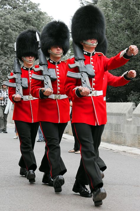 Windsor Castle Guards, England Royal Guard Uniform, England Culture, Body Supplements, British Royal Guard, Windsor Uk, English Culture, British Guard, Household Cavalry, Royal Guards