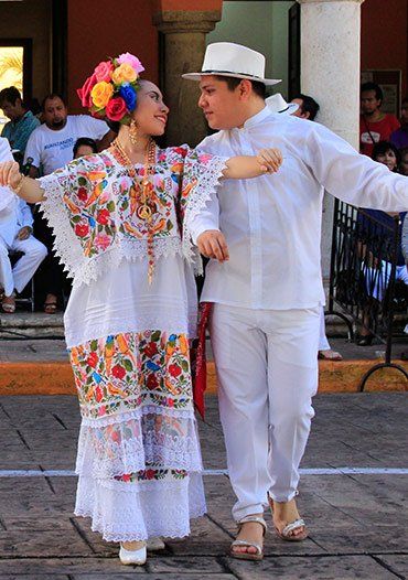 Los 5 Trajes Típicos Regionales De México Que Mas Me Gustan ... Mexican Attire, Folklorico Dresses, Festival Dresses, Mexican Clothing, Mexican Folklore, Mexico Fashion, Ballet Folklorico, Outfit Festival, Dancer Costume